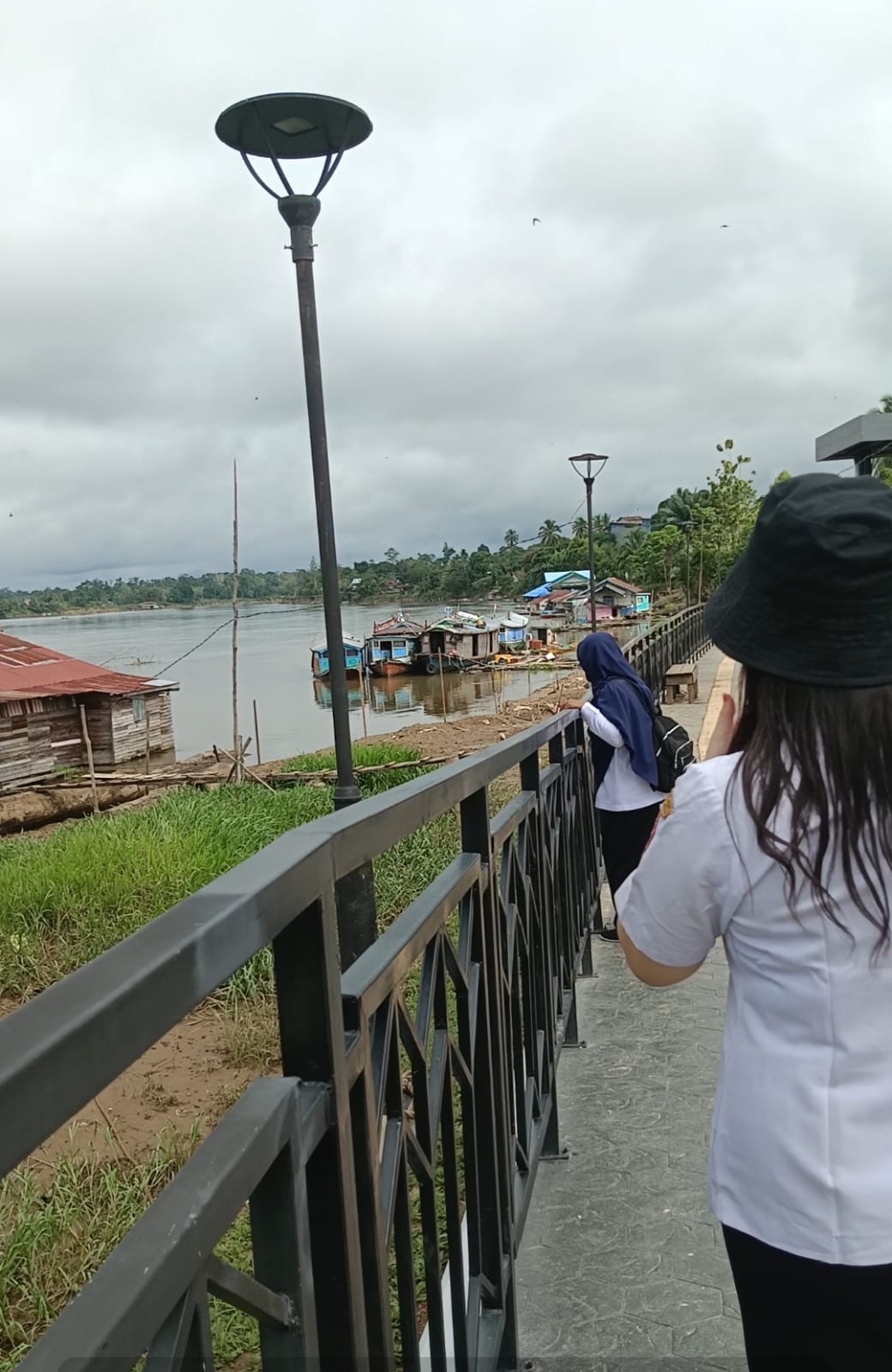 PENERTIBAN PADA LANTING PENDUDUK RUMAH TERAPUNG DAN MOTOR AIR YANG BERADA DI LOKASI KEGIATAN PEKERJAAN PERKUATAN TEBING SUNGAI KAPUAS KABUPATEN KAPUAS HULU