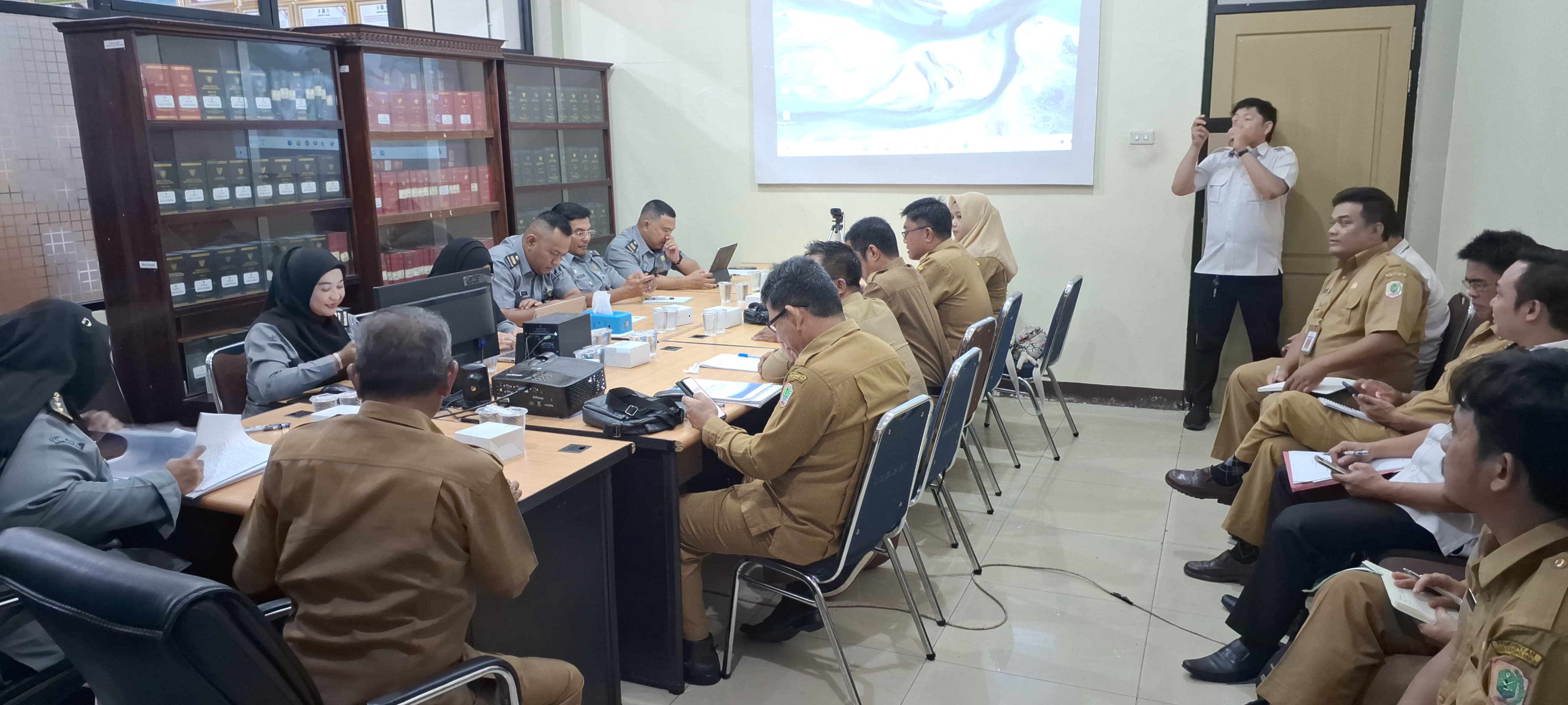 RAPAT PENGHARMONISASIAN PEMBULATAN DAN PEMANTAPAN KONSEPSI RANCANGAN PERATURAN KEPALA DAERAH TAHUN 2024