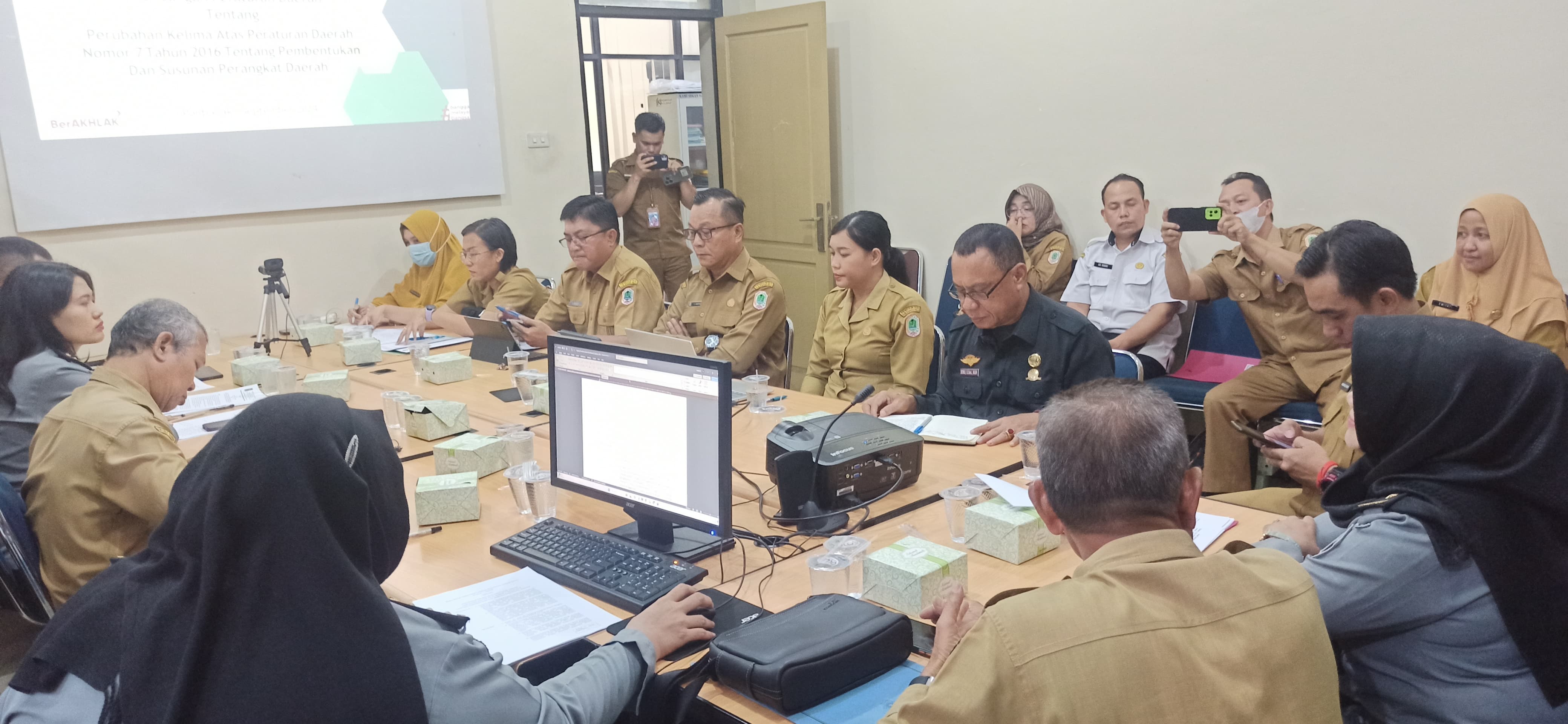 RAPAT PENGHARMONISASIAN,PEMBULATAN DAN PEMANTAPAN KONSEPSI RANCANGAN PERATURAN DAERAH DAN RANCANGAN PERATURAN KAPALA DAERAH TAHUN 2024